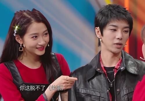 一个人影 华晨宇刚上台就开始脸红,顺着他眼神看向台下,一个人影让全场沸腾