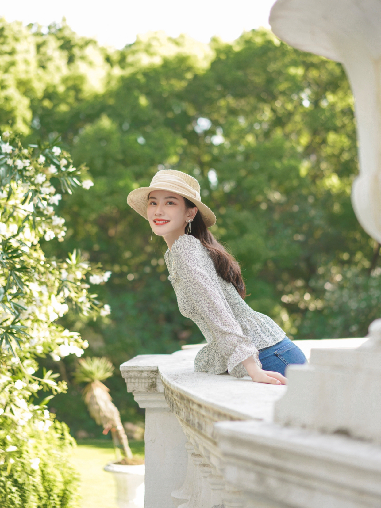 搭配|女神博主的夏季穿搭技巧，碎花上衣搭配牛仔裤高级洋气，显高显瘦