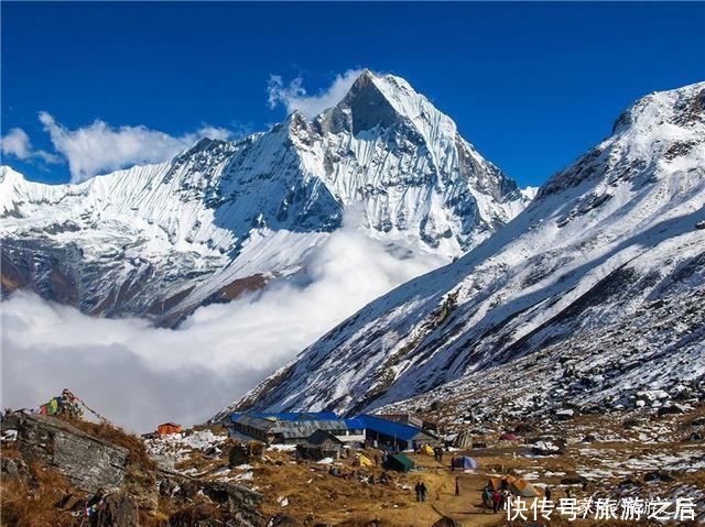 一座尼泊尔的圣山，至今禁止攀登，日出日落时非常美丽