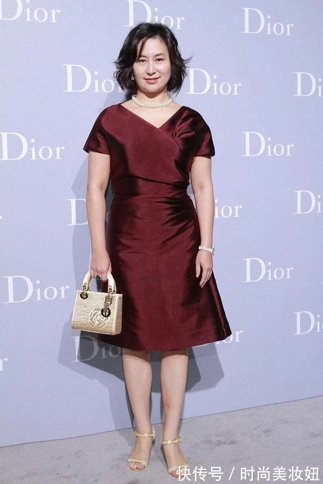 连衣裙|何超琼骨子里的“贵气”,穿浅紫色裙高贵优雅,一般人装不出来