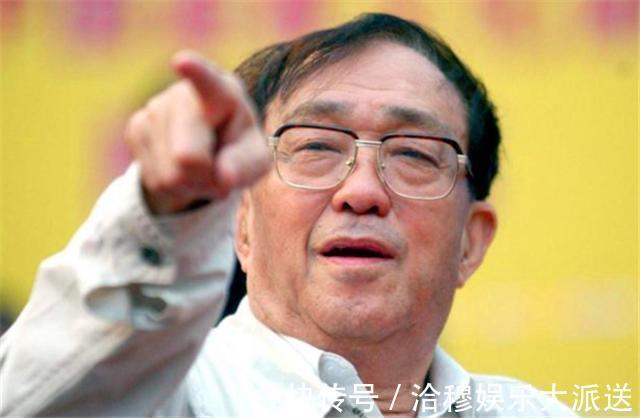 刘晓庆&2008年谢晋葬礼上,刘晓庆戴黑眼镜提大袋现金不收我就撒在大厅