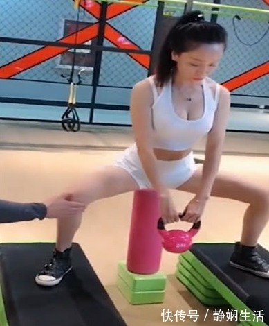 哑铃|抖音“哑铃姐”走红,双手拿哑铃做有氧扩胸, 难怪这么好看