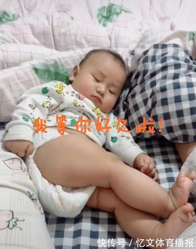 大白腿|萌娃躺床上用“大白腿”撩姐姐火了,网友:未来丈母娘来看你啦