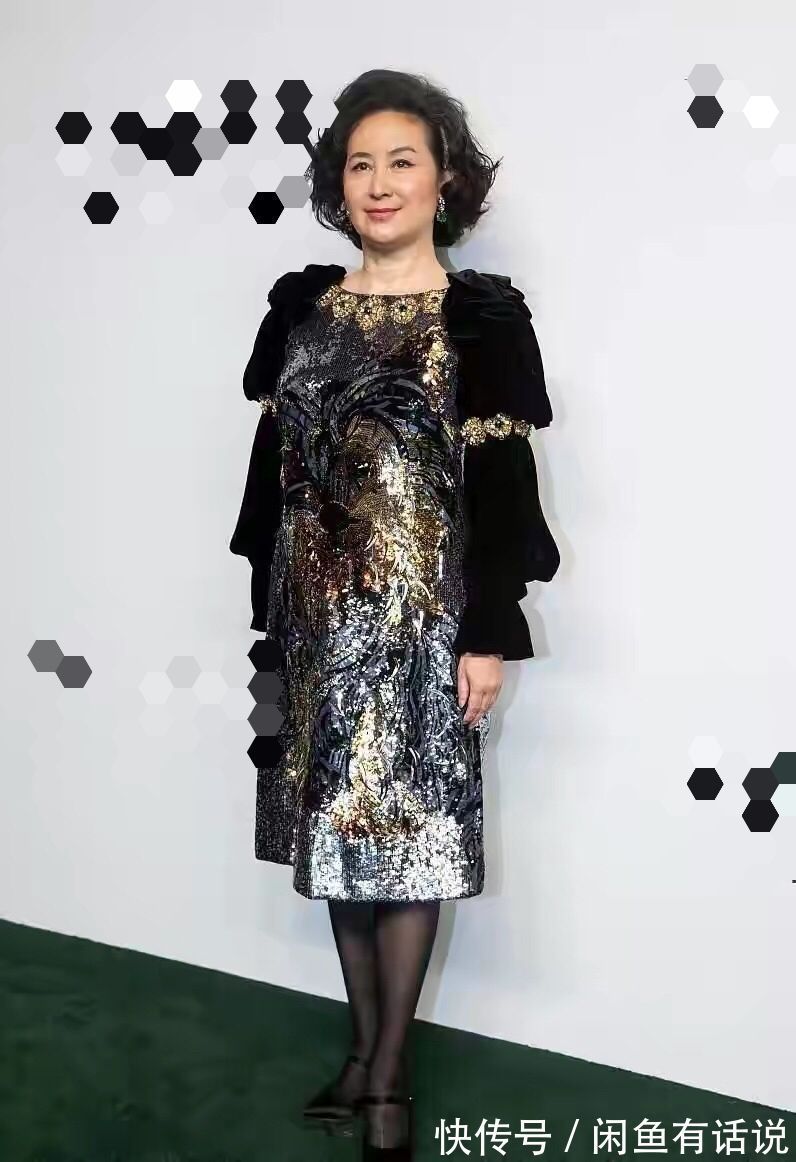 气质|59岁何超琼气质真好,穿那么花的大衣真接地气,配短发像邻家大妈