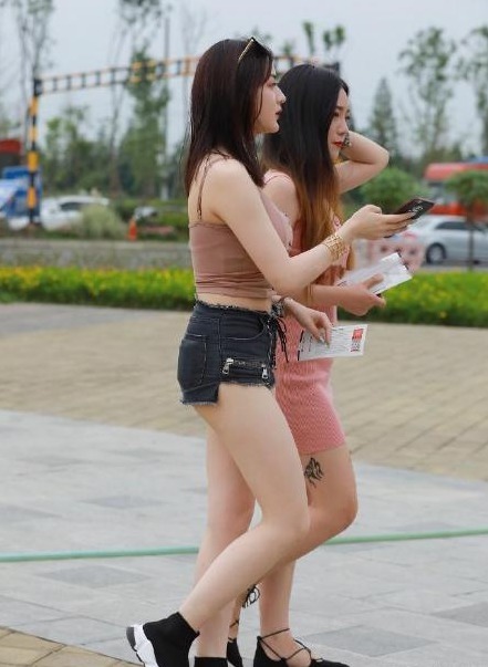 运动鞋|大热天,随便扯一块“布”补成上衣,展示迷人的锁骨