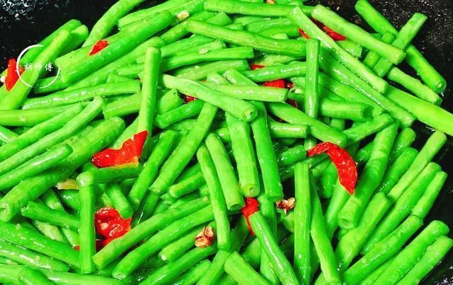 炒豆角,有人先焯水,有人直接就炒教你饭店大厨的做法,太香了