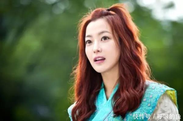 丸子头已经不实行了,今年流行苹果头,减龄显脸小