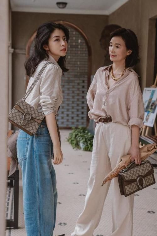 T恤 50岁以后穿T恤会很土,今年流行三木妈妈的穿搭,优雅减龄又时髦