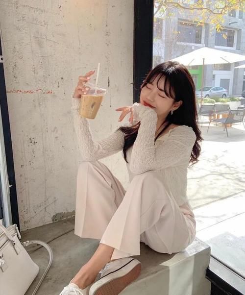 请脱下你的“阔腿裤”，太土了！今春流行穿“云朵裤”，洋气显瘦