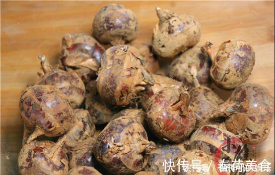 外皮|马蹄去皮原来这么简单，菜贩子教我一招，10秒钟一个，干净不浪费