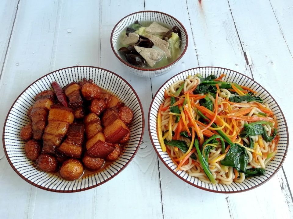 母子三人晚餐,荤素搭配营养全好吃又实在,网友:一看就是南方人