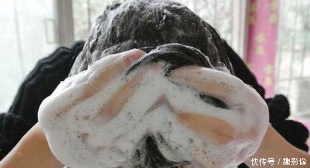 油脂|洗头时直接涂洗发水?快停手!难怪你的头发这么爱出油