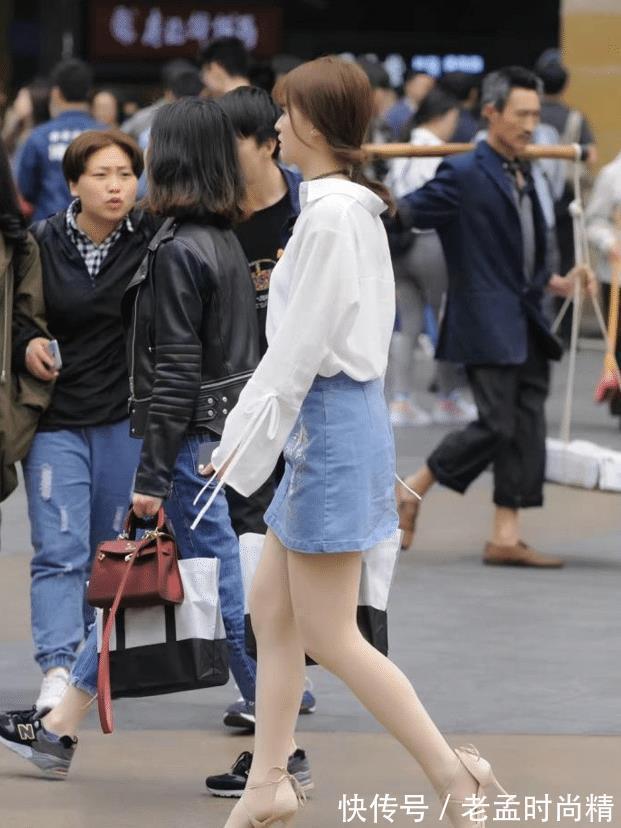 街拍|街拍小姐姐白衬衣配牛仔短裙,肉色丝袜配高跟凉鞋,清新气息弥漫
