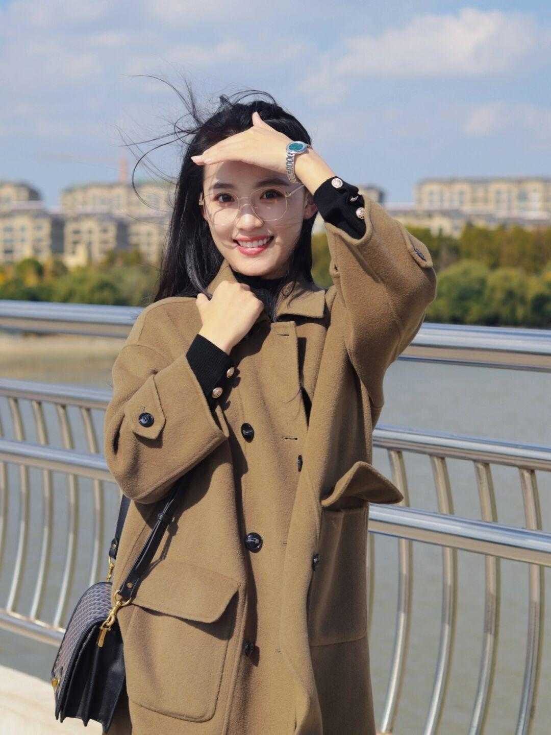 保暖 入冬大衣是必备,大衣如何穿不显老,几个搭配细节?记住了