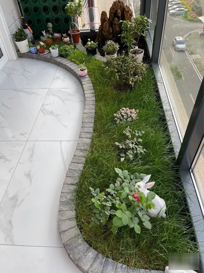 防水|住高层这么干,阳台窗前20公分,用红砖围一圈水池,养鱼种花都好