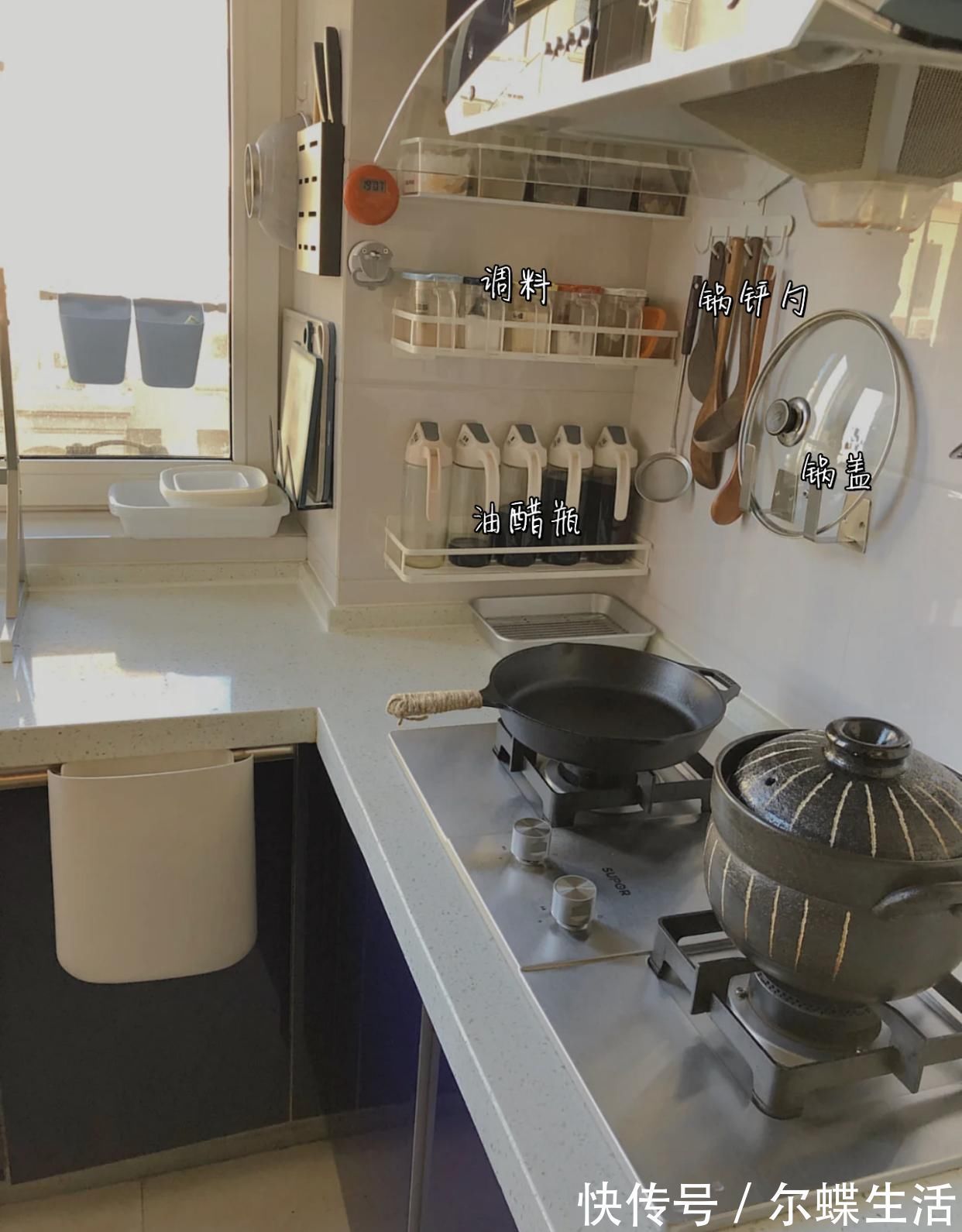灶台|原来不懂,厨房瓶瓶罐罐堆灶台!其实早该这样弄,干干净净又高级
