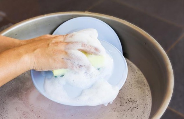 洗洁精|这样洗碗相当“喝毒”多数家庭中招，为了健康，别再傻傻忽视了