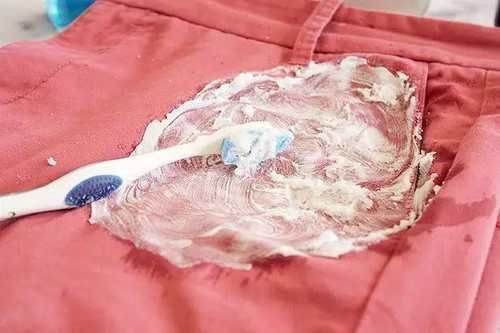 衣物|衣服不管染上什么,用这招都能洗掉,赶紧收藏