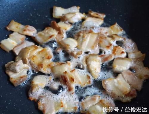 饭店|辣椒炒肉时,有人先炒辣椒有人先炒肉,教你饭店的做法,鲜嫩不腻