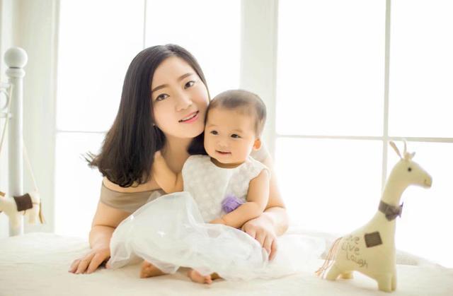 儿子|90后宝妈穿“短裙”接孩子,6岁儿子失控大哭:你能不能换条裙子