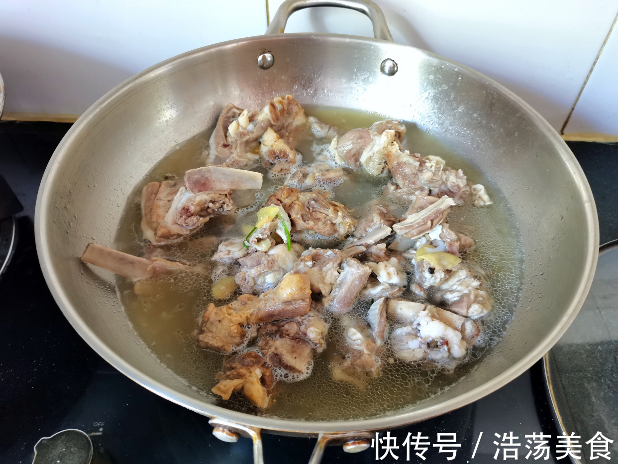 吃肉|大锅炖肉大盆上肉，手抓着排骨大口吃肉，这吃法解馋