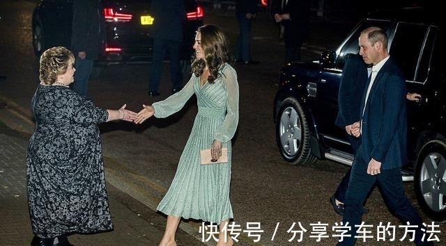 紧身裙|凯特罕见现身啤酒派对,穿紧身裙“漫画腰”抢眼,瘦得不像仨娃妈!