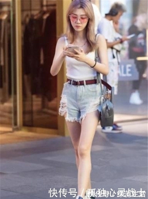 吊带|街拍：娇小玲珑的美女，身穿吊带搭配牛仔热裤，尽显女神风采