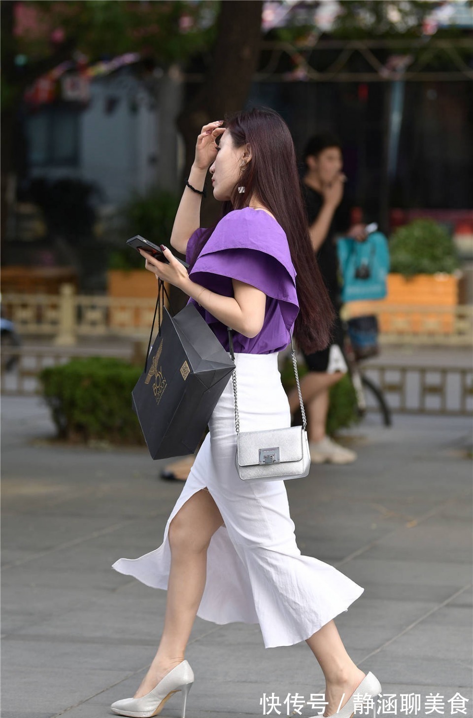 长裙|白色高腰长裙，荷叶边裙摆，搭配灰色尖头细跟鞋