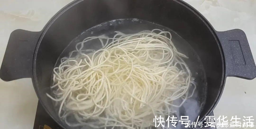 好吃|我家面条就爱这么吃,筷子一搅,做出创意凉拌面,比凉皮劲道好吃