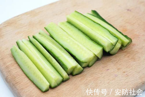 凉拌菜|凉拌黄瓜别再直接拌了,难怪不香脆不入味,大厨教你多加1步