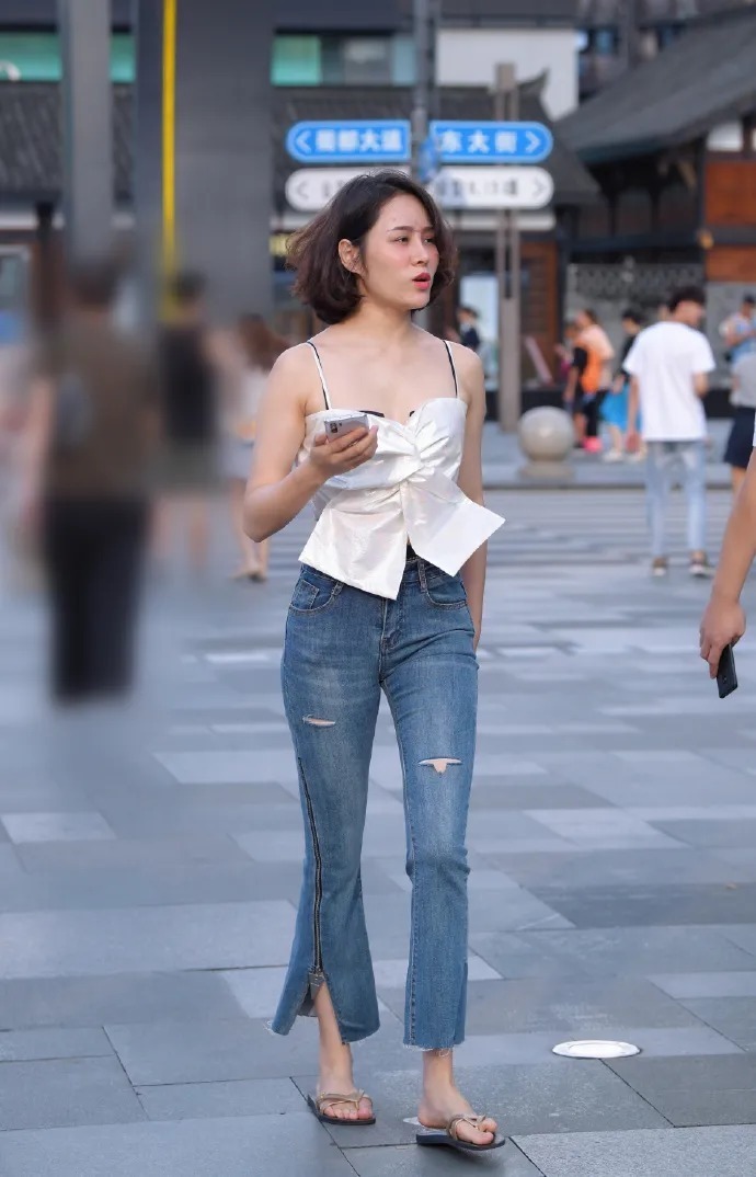 穿牛仔裤的时尚女生