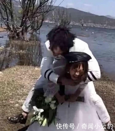 新人臭水池边拍婚纱照,新娘恶心吐了,看到成片却惊艳了