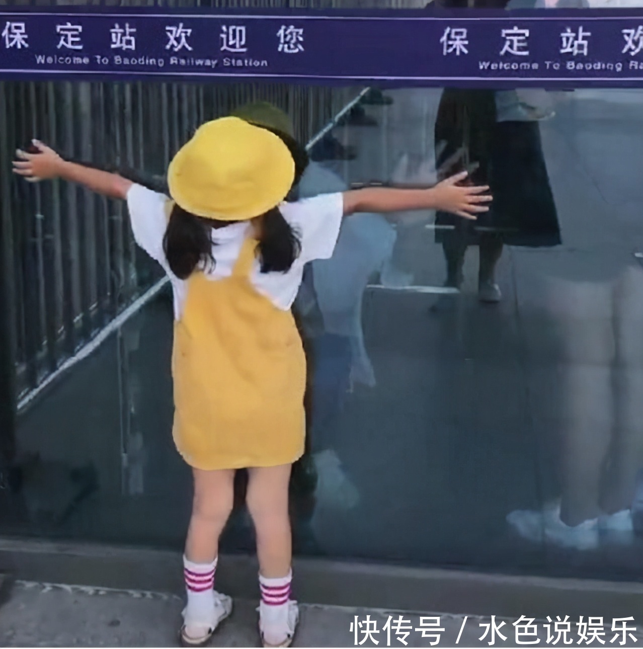 二胎政策|相差20岁的兄妹逛超市,妹妹不停买,哥哥蹲地诉苦留点老婆本