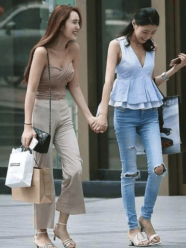 风景线|街拍:长相甜美个性的美女,凹凸曼妙,性感大方像风景线!