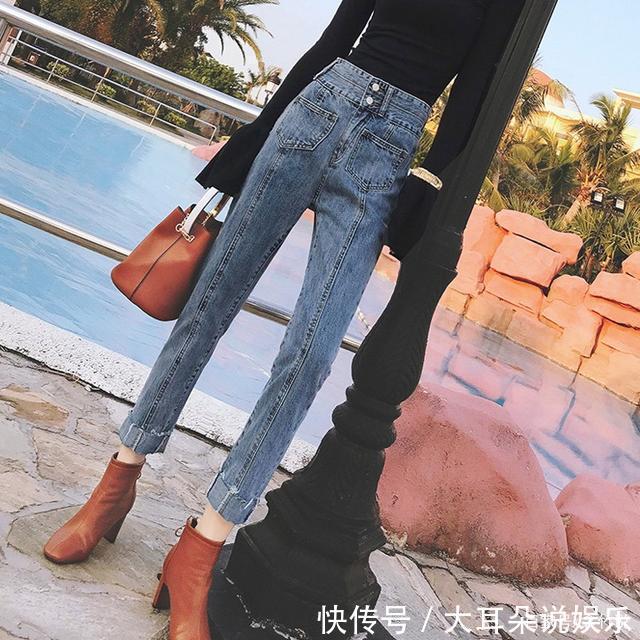 矮个子女人尽量少穿毛衣，入秋穿这“烟管裤”+小白鞋，百搭显瘦