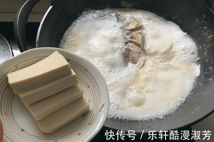 鲫鱼汤|家常鲫鱼豆腐汤的做法,简单快手,营养丰富,家人都爱吃