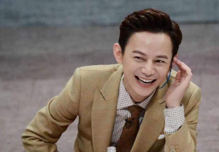 都由何炅提拔上来的，彭昱畅发展得风生水起，而他却因犯错被埋没