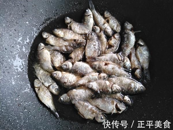 鱼腥的“克星”是它,不是葱和姜,做鱼时加一点,鱼肉鲜嫩无腥味