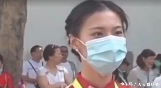 班主任|“最美高三班主任”火了！穿旗袍陪学生高考，摘下口罩后我心动了