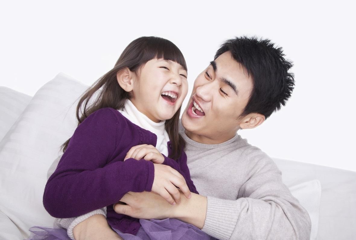 小奇|孩子偷了家里钱,两个爸爸不同的处理方式,给了孩子不同的未来