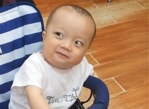成熟|1岁萌娃“眼神”走红,姿态如40岁大叔,网友成熟与年龄无关