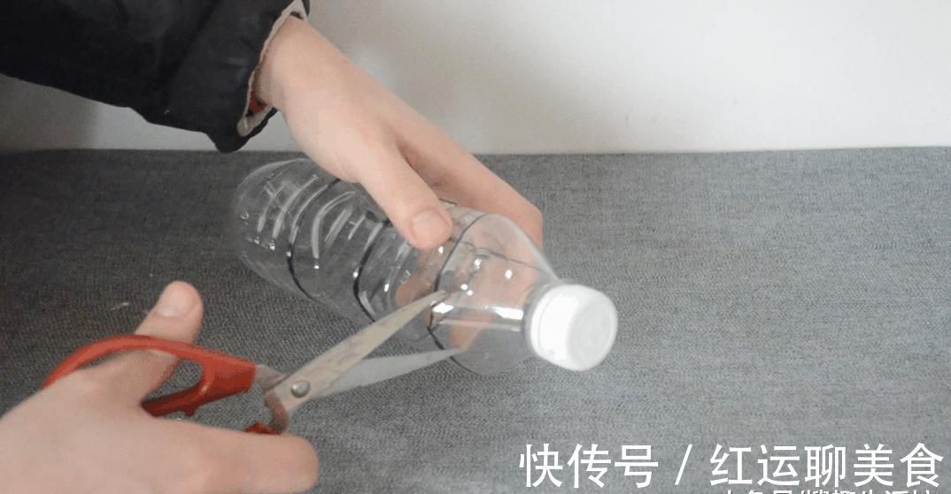 塑料瓶|才知道窗帘旁放个塑料瓶的好处, 真是太实用了, 家家户户都用得到