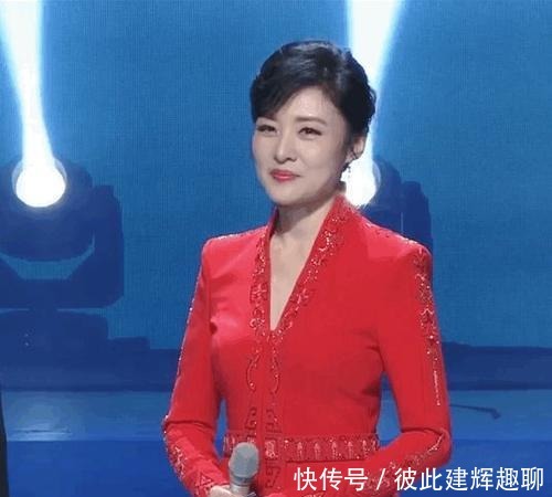 周涛都这么时髦了?绿色衬衣配伞裙,马尾用5毛钱皮筋扎出新花样