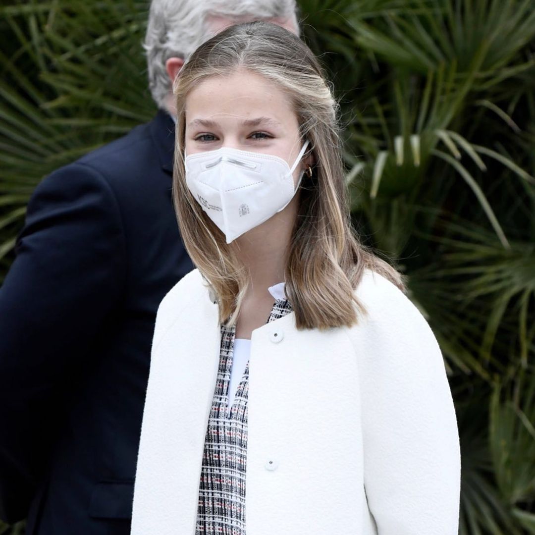 西班牙一家合体，小公主长胖萝卜腿上大块疤抢镜，穿红裙美过姐姐