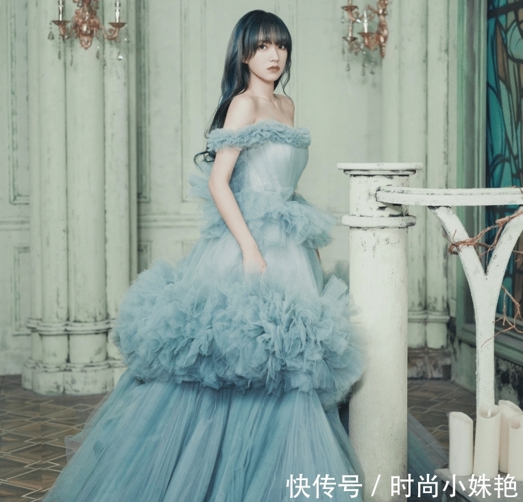 程潇一组婚纱照片曝光，蓝灰发色搭配蓝色婚纱，在逃公主本人吧
