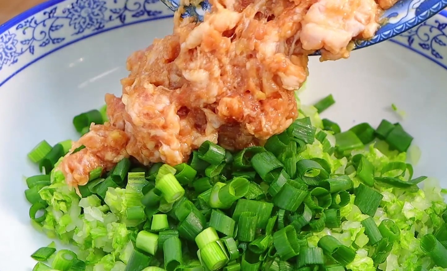 白菜饺子怎么调馅才好吃教你一个小技巧,鲜香多汁,至少吃2盘