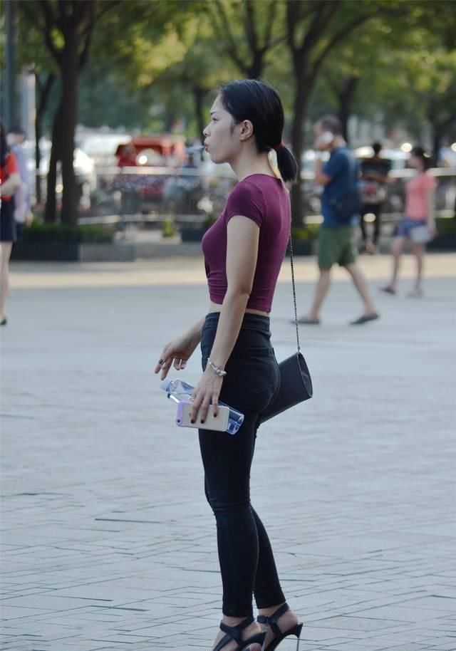 修身牛仔裤搭配细高跟凉鞋,姑娘的搭配很显身材