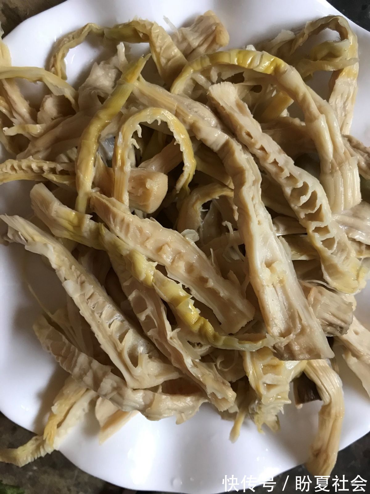 家人|鸡汤这样煲才好喝,食材简单,学会了以后做给家人吃