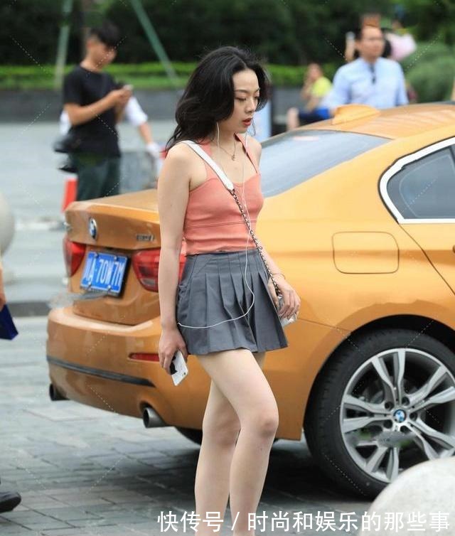 百褶裙 粉针织背心,搭配短款灰色百褶裙,彰显年轻时尚,充满活力!