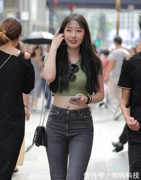 有心情 模特轻便时尚的绿色短T,看到她,谁还会有心情想要逛街?